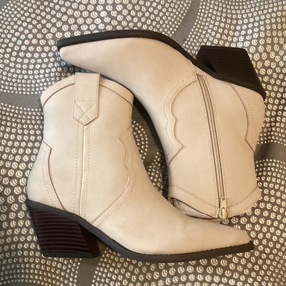 ASOS DESIGN Rocket western ankle boots in taupe - Picture 3 of 7